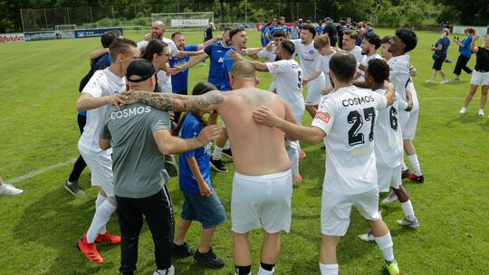 Jede Menge zum Feiern hatte die Fußballmannschaft des FC Cosmos Koblenz II in der abgelaufenen Saison: Das Team von Trainer Jens