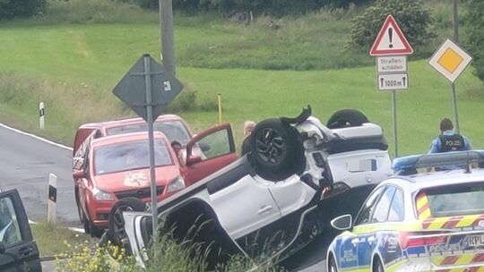 Zum Glück hat dieser Crash auf der Landesstraße 267 bei Ötzingen keine noch schlimmeren Folgen gehabt. Zwei Personen wurden leic