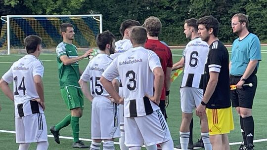 Nach dem 2:1-Sieg am Montag in Rockenhausen gegen Katzweiler müssen Trainer Andy Forster (gelbe Hose) und seine Spvgg Nahbollenb