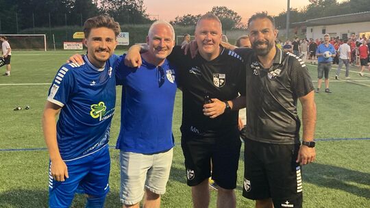 Während sich das Gülser Trainerteam mit (von rechts) Cihan Akkaya, Co-Trainer Marco Koch und (links) dem spielenden Co-Trainer K
