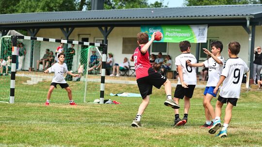 Beim Turnier auf dem an der Aar gelegenen Holzheimer Sportplatz kam der Nachwuchs voll auf seine Kosten. Hier ein Schnappschuss