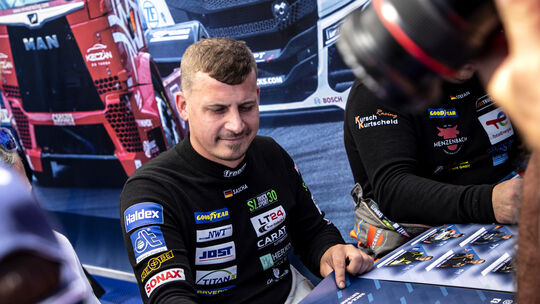 Beim Autogramme schreiben ist Race-Truck-Pilot Sascha Lenz aus Plaidt eines der gefragtesten "Opfer".