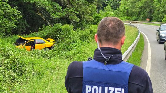 Der BMW kam nach dem Unfall völlig deformiert abseits der L160 zum Stillstand. Wir durch ein Wunder wurde der Fahrer nicht verle
