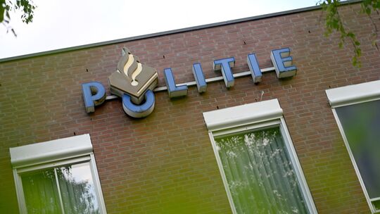 Schriftzug "Politie" an einem Polizeirevier Schriftzug "Politie" an einem Polizeirevier