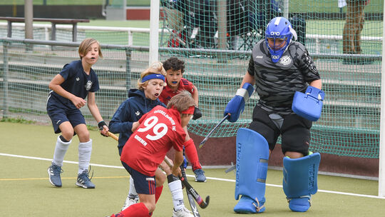 Der Torwart und die Abwehrspieler des VfL Bad Kreuznach (blaue Trikots) versuchen gemeinsam, im Spiel der U10 gegen den Düsseldo Der Torwart und die Abwehrspieler des VfL Bad Kreuznach (blaue Trikots) versuchen gemeinsam, im Spiel der U10 gegen den Düsseldo