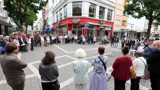 Nach dem Festgottesdienst, durchgeführt von Pfarrer Christian Scheinost, zog der Tross zum Platz der Engel der Kulturen.