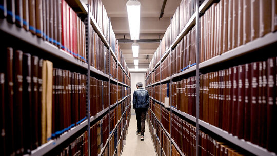 während digitale Medien einen Strom von Bildern erzeugen, bleiben Archive und Bibliotheken wie die Zentral- und Landesbibliothek