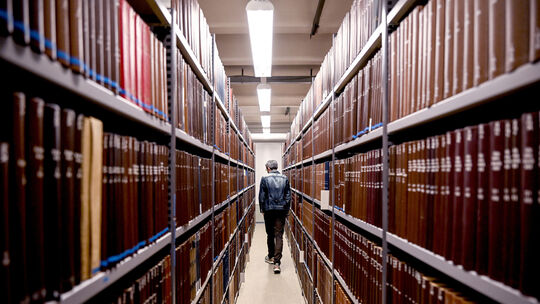 während digitale Medien einen Strom von Bildern erzeugen, bleiben Archive und Bibliotheken wie die Zentral- und Landesbibliothek während digitale Medien einen Strom von Bildern erzeugen, bleiben Archive und Bibliotheken wie die Zentral- und Landesbibliothek