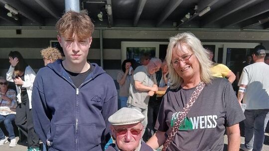 Für den treuen Fan Heinrich Weller (91) steht immer ein Stuhl am Spielfeldrand im Stadion auf dem Bühl bereit. Urenkel Moritz un