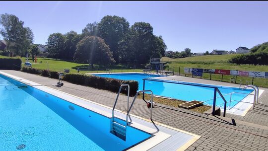 Die beiden Schwimmbecken des Birlenbacher Freibads sind gut einsehbar. Die Rettungsmaßnahmen für den verunglückten 11-jährigen J