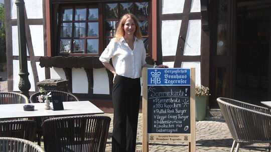 Besitzerin Christine Schönfelder freut sich sehr, dass die beiden Biergartenbereiche vor und hinter dem Haus kürzlich mit großem