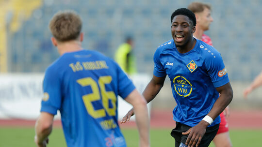 Nazif Tchadjei (links) wird auch in der kommenden Spielzeit das Trikot der TuS Koblenz tragen. Der Offensivakteur hat seinen Ver