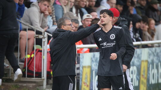Ein Klaps für Paul Schneider. Michael "Turbo" Rodenbusch (links) wird eine weitere Partie coachen, denn der SC Idar-Oberstein II