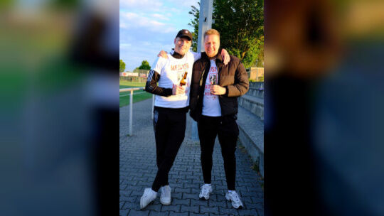Ein erfolgreiches Duo: Oliver Traut (links) und Torwarttrainer Janik Wolf stoßen auf die Verbandsliga-Meisterschaft mit dem TuS Ein erfolgreiches Duo: Oliver Traut (links) und Torwarttrainer Janik Wolf stoßen auf die Verbandsliga-Meisterschaft mit dem TuS
