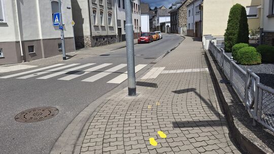 Nach getaner Arbeit: der erste aufgefrischte Fußabdruck in Gelb an der Kreuzung Grabenstraße/Lambertstraße.