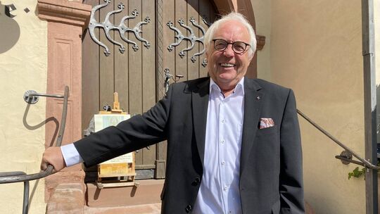 Hermann Lewen am Ort des neuen Konzertformats „Machernbaroque“, dem Kloster Machern bei Bernkastel-Kues.