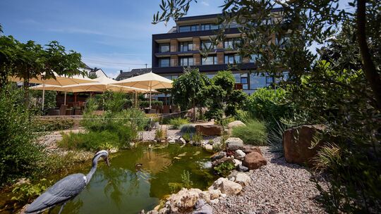 Das Boutique Hotel Moselgarten in Bullay hat eine außergewöhnliche Atmosphäre. Das Restaurant mit großer Glasfront umfasst rund