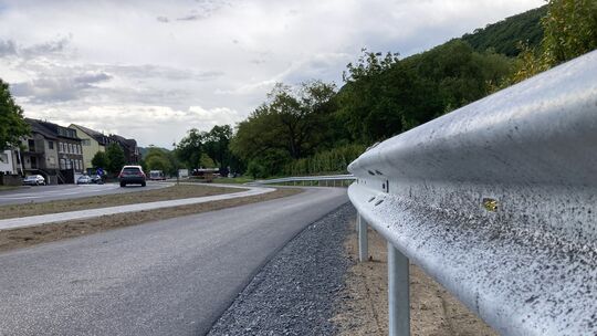 An dieser Stelle des frisch ausgebauten Radwegs an der Ortsdurchfahrt in Pommern ist zur Fahrbahn hin keine Schutzplanke erforde