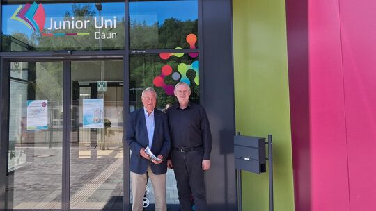 Mit Helmut Willems (rechts) hat sich der Wissener Ulrich Schmalz in Daun über das Thema Junior-Uni ausgetauscht.