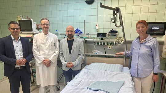 Von links: Krankenhaus-Direktor Manuel Seidel, Prof. Frank Hartmann (Leiter Unfallchirurgie), Oliver Bill (Leiter der Zentralen
