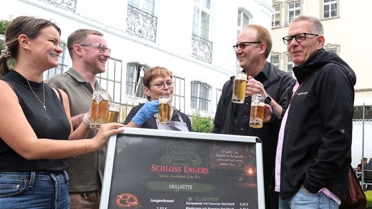 Zwei Angestellte mit Maria (Mitte) und Dirk Opdencamp (2. von rechts) sowie Landesmusikakademie-Geschäftsführer Rolf Ehlers (rec