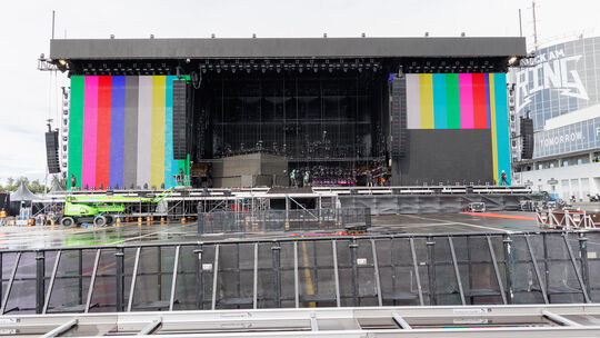Am Donnerstag arbeiten noch viele Veranstaltungstechniker an der Hauptbühne. Presserundgang im Backstage von Rock am Ring am Don
