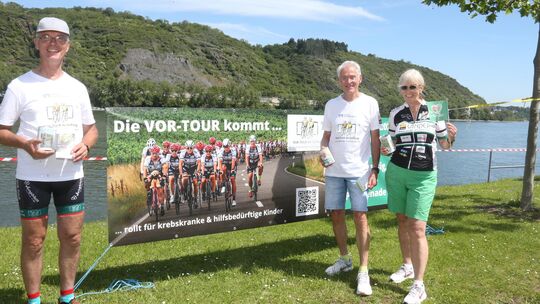 Seit 1996 steht die Vor-Tour der Hoffnung für gelebte Solidarität. Auf dem Foto sind Helga und Bernd Möhring aus Neuhäusel und U Seit 1996 steht die Vor-Tour der Hoffnung für gelebte Solidarität. Auf dem Foto sind Helga und Bernd Möhring aus Neuhäusel und U