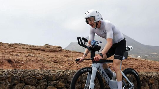 Der Bücheler Triathlet David Simon bei seinem "Parforce-Ritt" auf dem Rad in der Vulkanlandschaft Lanzarote. Er gewann in seiner