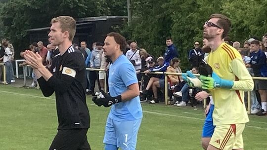 Der Kapitän geht voran: Pascal Mohr (links) führt in Büchelberg das Team der SG Meisenheim auf den Platz. Auch am Samstag in Des