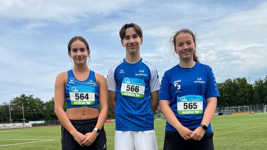 Verbandsmeister Felix Weber wird von seinen Teamkameradinnen von der LG Idar-Obersstein, Mia Roos und Alina Hahn eingerahmt.
