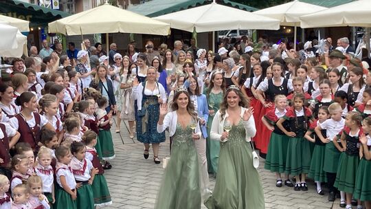 Auftritt der weinroyalen Cochemer Gastgeberinnen Alicia und Lea bei der Ankunft des Festumzuges im schmucken kleinen Weindorf au