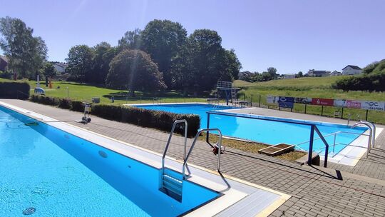 Die beiden Schwimmbecken des Birlenbacher Freibads sind gut einsehbar. Die Rettungsmaßnahmen für den verunglückten 11-jährigen J