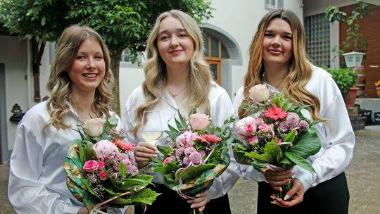 Die designierte Weinkönigin Dana Perkert (Mitte) wird zusammen mit ihren Prinzessinnen Jana Streng (links) und Louisa Perkert be