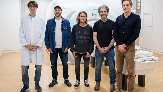 Um nachzuweisen, das die Hirne von Musikern besondere Merkmale auweisen, schickten Univ.-Prof. Dr. med. Ass. jur. Alexander Radb