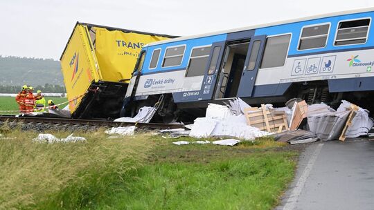 Zusammenstoß von Zug und Lkw in Tschechien Zusammenstoß von Zug und Lkw in Tschechien