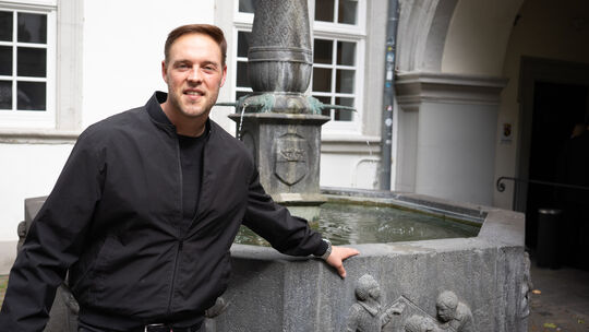 Daniel Ferber am Schängelbrunnen: Der Mundartsänger und Koblenzer Lokalpatriot hat viele Mitwirkende zusammengetrommelt für eine