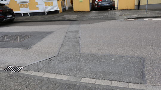 Diese Stelle in der Sayner Straße in Heimbach-Weis sorgt für erhebliche Erschütterungen in den benachbarten Häusern. Zwar wurde
