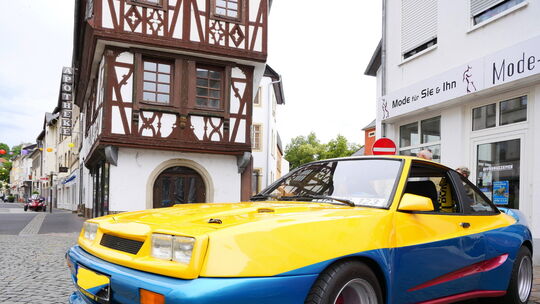 Wer denkt da nicht an Berti, Uschi und Klausi aus Bernd Eichingers Film Manta Manta. Der gezeigte Opel Manta mit dem auch im Fil