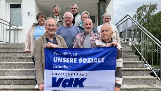 Der neue Vorstand des VdK-Ortsverbandes Birkenfeld mit Ehrenmitglied Manfred Graf vor dem VdK-Büro in der Schneewiesenstraße 20