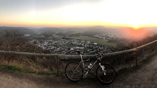 Auf dem Panoramaweg des Rotenfels-Massivs sind eigentlich keine Bikes erlaubt. Im Winter - hier abends Anfang März - ist allerdi