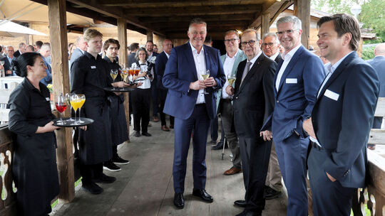 Ministerpräsident Gordon Schnieder (6. von rechts) und Gastgeber Bruno Reufels (4. von rechts) beim Wirtschaftsempfang des Kreis