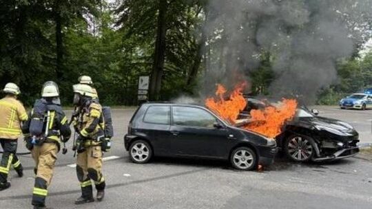 Nach einer Kollision in der Koblenzer Straße in Altenkirchen fing am Freitagmittag ein Kleinwagen Feuer.