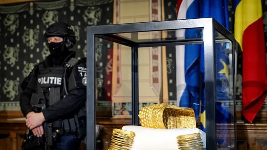 Gestohlener antiker Goldhelm