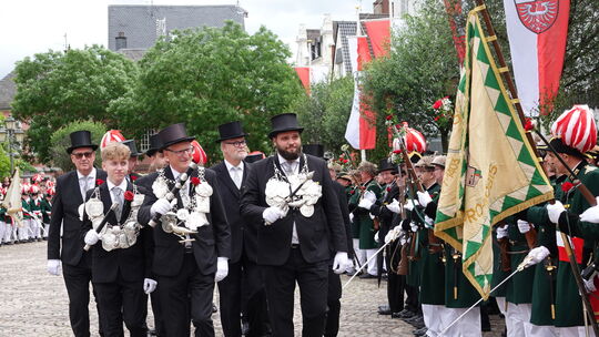 Parade der Könige vor Fahnen und Schützen: Das Königssilber tragen Matthias Lebig (von links), Dieter Zimmermann und Lars Terpor