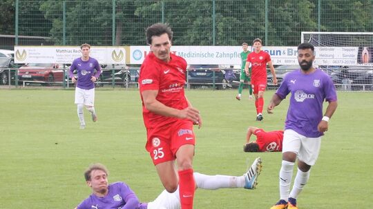 Wittlichs Alexander Klein enteilt hier gleich zwei Gegenspielern und markierte am Mittwochabend gegen Jägersburg per Kopf die 3: