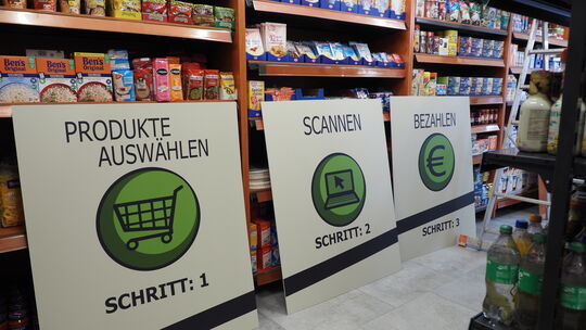 Produkte auswählen, scannen, bezahlen: Damit das Geschäft ohne Personal auskommt, sind die Abläufe im "Nah Super" Markt in Roßba