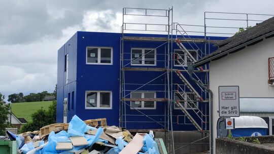 Von der Straße aus sieht man nur einen kleinen Teil der insgesamt 44 Container umfassenden Laborerweiterung. Von der Straße aus sieht man nur einen kleinen Teil der insgesamt 44 Container umfassenden Laborerweiterung.