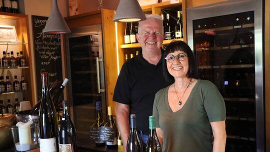 Frank und Irina Weiler in der Vinothek ihres Restaurants in Meerfeld.