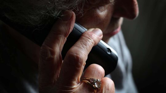Vor allem Seniorinnen und Senioren – wie in diesem Beispielfoto – werden häufig Opfer von Telefonbetrug. Ein Wittlicher Rentner