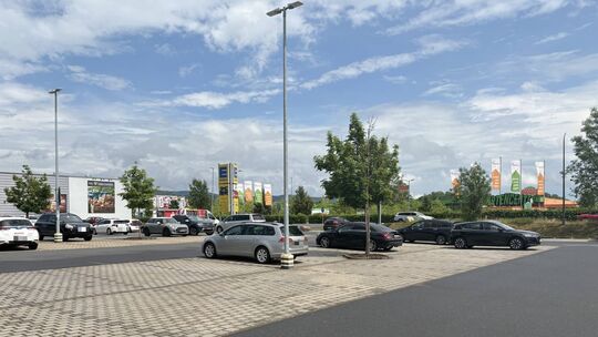 Auf einem Parkplatz im Vitelliuspark in Wittlich nahm die Polizei die mutmaßlichen Drogendealer fest.